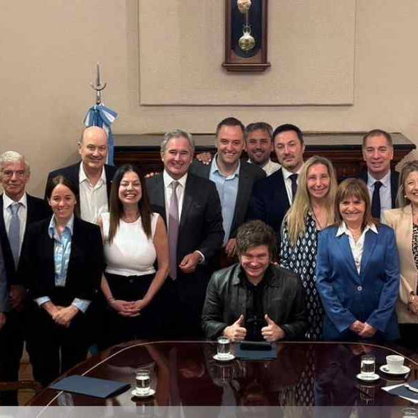 Manuel Adorni y el resto de los ministros duplicaron sus sueldos