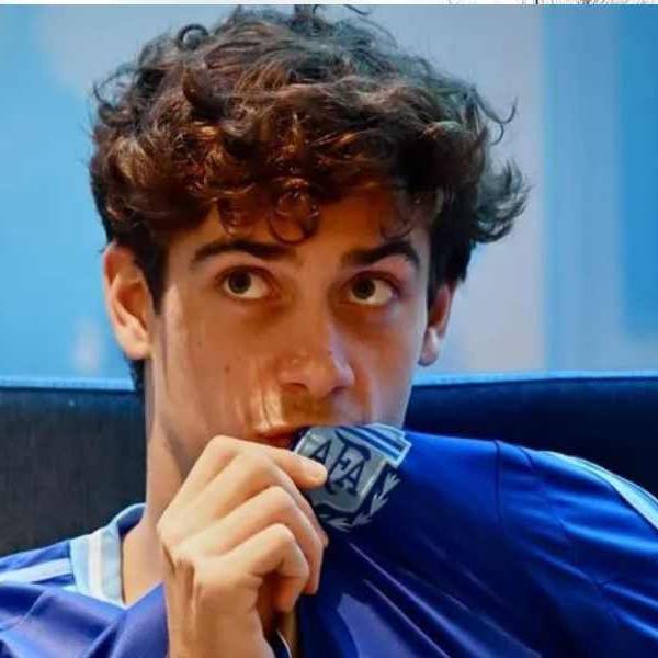 Colapinto chicaneó a españa: “Ojalá sean un poco más creativos con las canciones para el próximo Mundial. Es un poco aburrido”