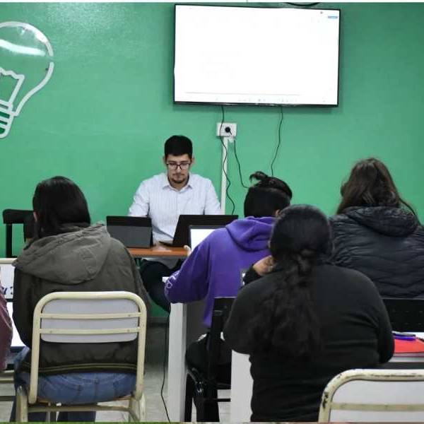 Un click hacia el futuro: Vecinos se capacitaron en Word en la Escuela de Emprendedores