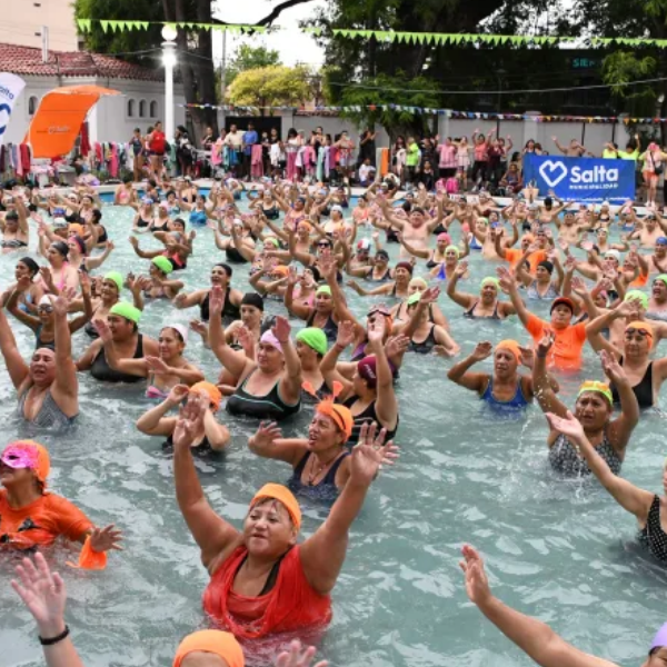 El verano se vive con todo: En el natatorio Perón más de 300 personas participaron en un nuevo Aquagym organizado por la Muni