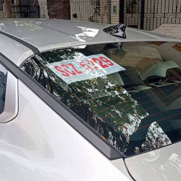 No hay chapas metálicas para patentes: Hay más de 600.000 autos que aún tienen matrículas provisorias