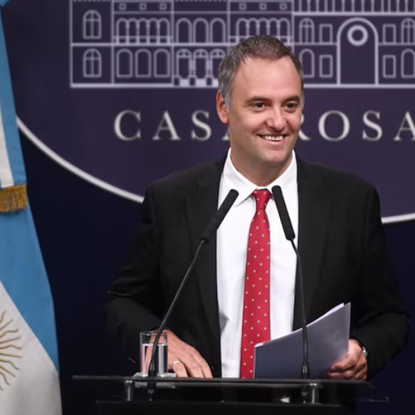 Más complicado: El hijo de una de las jubiladas declaró que Adorni le debe otros 65.000 dólares que no fueron documentados