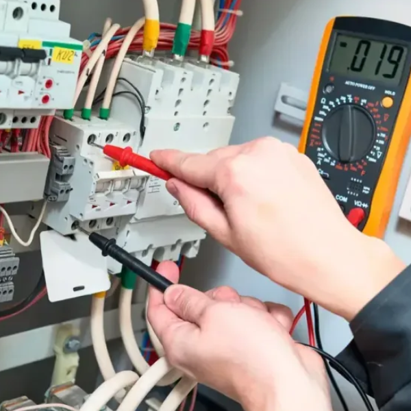 A partir del 4 de mayo la Escuela de Emprendedores lanza cursos que abarca desde IA hasta electricidad reparación de celulares  y estética