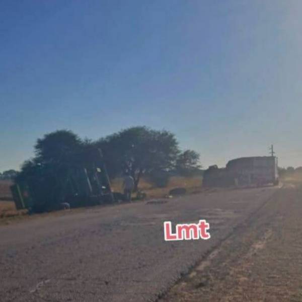 Hay un muerto tras un violento choque entre un camión y una máquina pesada en el sur de Salta