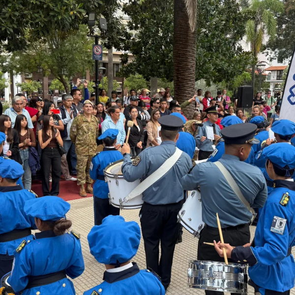 ¡La Ciudad de Salta fue una fiesta! Vecinos y turistas disfrutaron del Encuentro de Bandas en plaza 9 de julio