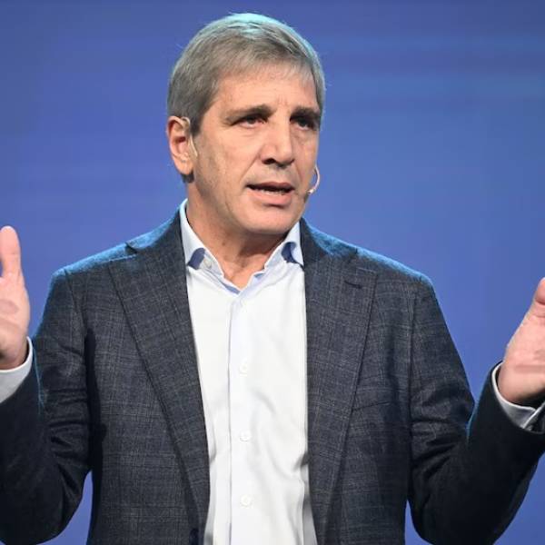 Caputo, en una charla con estudiantes, les pidió que convenzan a su padres que saquen 