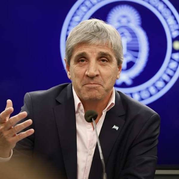 Luis Caputo respaldó el sistema de bandas: “Andá a dormir tranquilo, con el dólar no va a pasar nada”