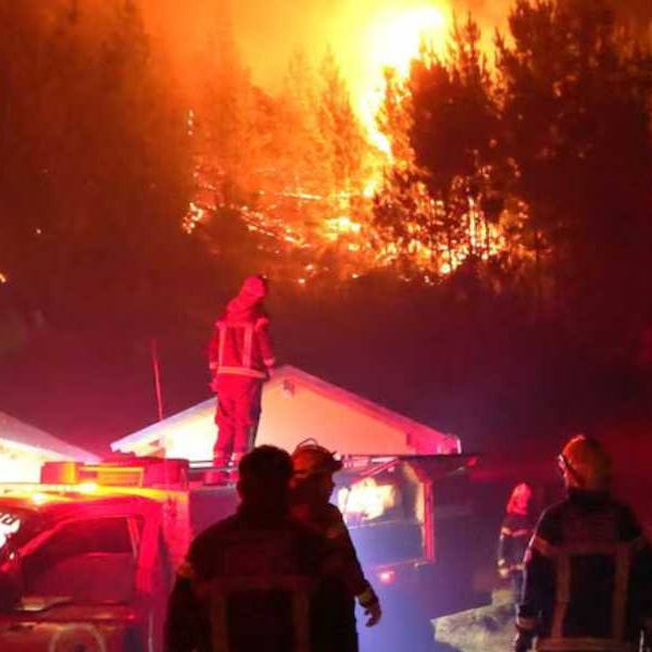 Mientras se sigue combatiendo el fuego en la Patagonia, Milei bajó 78% los fondos para el combate de los incendios