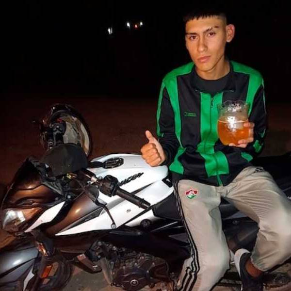 Robó a punta de pistola una moto, chocó contra un poste y murió: su familia realiza una colecta para el entierro