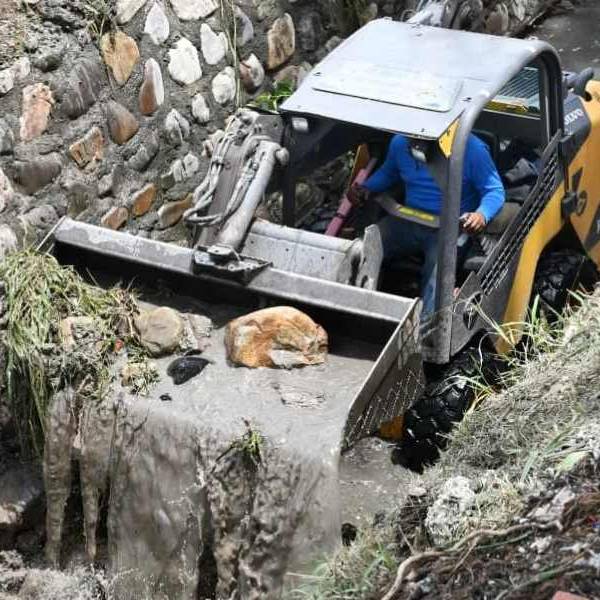 Importante retiro de residuos y basura del canal Pachi Gorriti