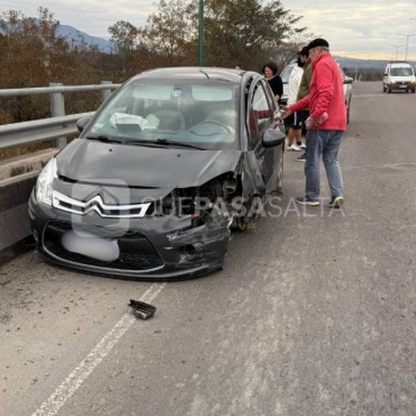 En la Circunvalación Oeste una mujer perdió el control de su vehiculo y chocó contra uno de los bordes del puente