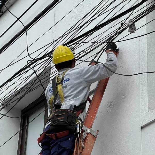 Se concretó un nuevo operativo de despeje de cables en la calle Pellegrini