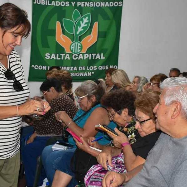Nunca es tarde para aprender a usar el celular: vuelve ‘Mayores Conectados’ en la Ciudad de Salta