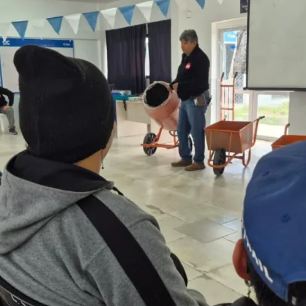 En el CIC de Santa Cecilia  el municipio capacitó a vecinos en el mantenimiento de máquinas hormigoneras