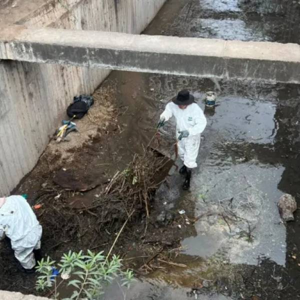 ¡Se pide a los vecinos que no tiren basura! El municipio limpia y acondiciona el canal pluvial Tinkunaku