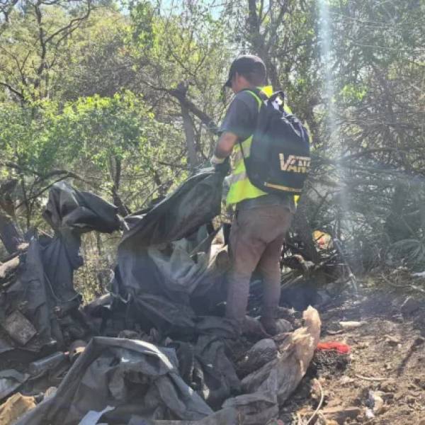 El Municipio y la Policía desalojaron a personas y limpiaron un espacio público cercano a Villa Las Rosas