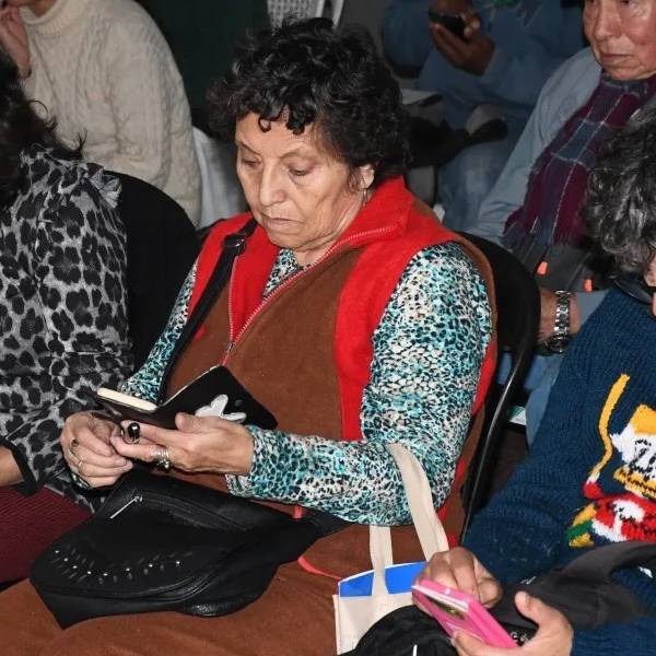 Mayores Conectados: El Municipio sigue  enseñando a adultos mayores el manejo de  celulares, funciones y aplicaciones