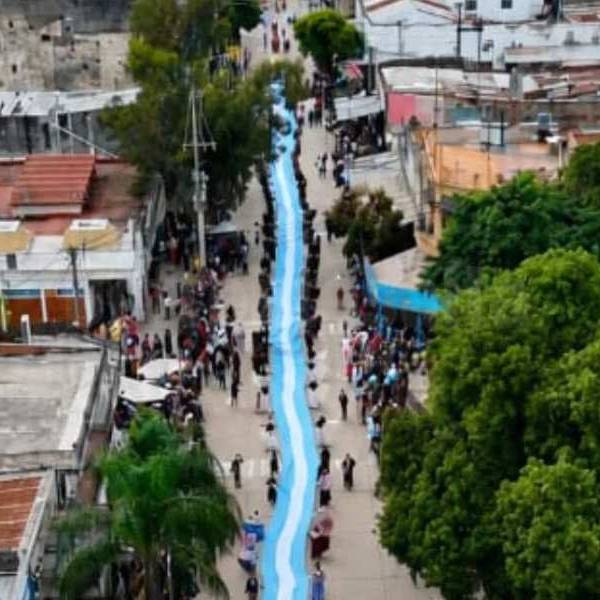 En Tartagal se desplegó la bandera argentina más grande del Norte: ¡Mide 250 metros!