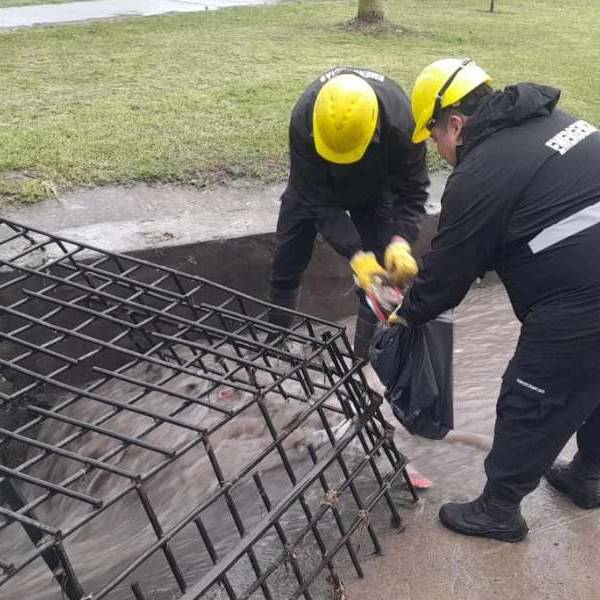 Se pide a los vecinos de Salta que no arrojen residuos en la vía pública ¡Tapan los desgues y provocan inundaciones!
