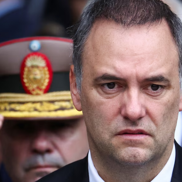 El vocero que ya no puede ser vocero: El plan del Gobierno para sostener y mostrar activo a Manuel Adorni