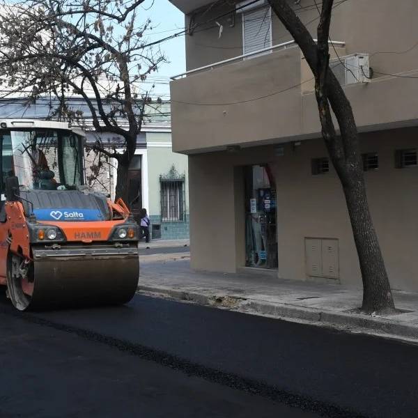 La calle Santa Fe ya luce nuevo asfalto entre Caseros y Alvarado