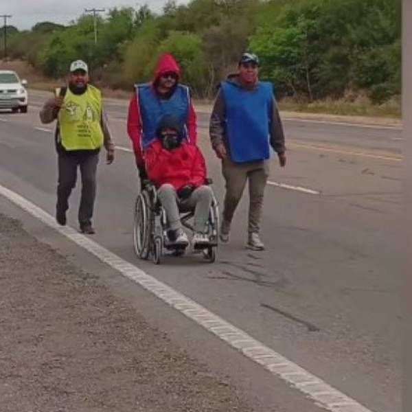Peregrinan desde Rosario de la frontera junto a su amigo en silla de ruedas para vivir el Milagro