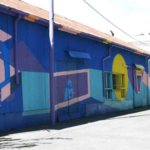 Paseo Ameghino: La estación de trenes luce un nuevo y hermoso mural que transforma y llena de color el espacio