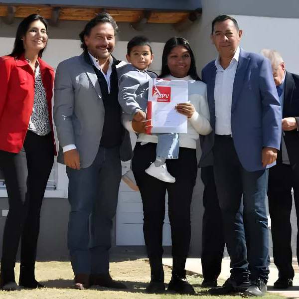 Con fondos provinciales, Sáenz entregó 40 viviendas en Moldes y reactivó una obra paralizada