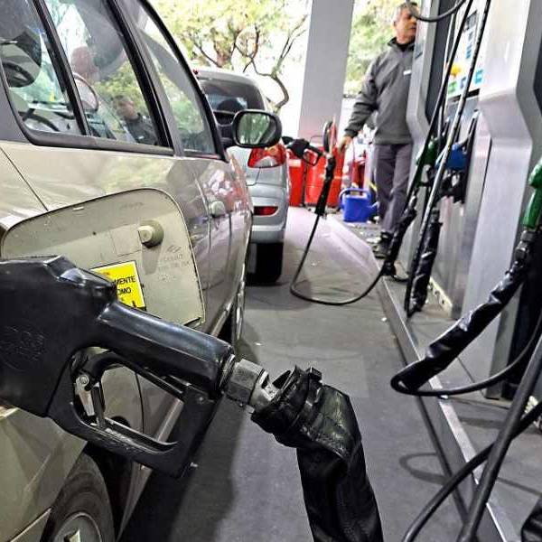 El Gobierno planea una fuerte suba de un impuesto clave para el precio de la nafta: 