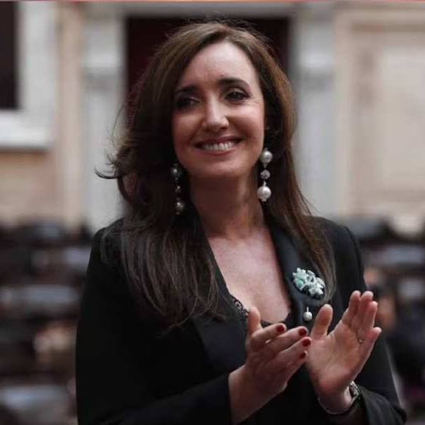 Victoria Villarruel se diferenció de Milei y sus funcionarios y envió una corona de flores al velatorio del Indio Solari