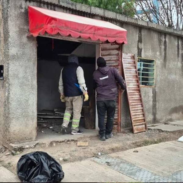 La Municipalidad sigue recuperando  espacios públicos: Demolieron una estructura abandonada en barrio San Carlos