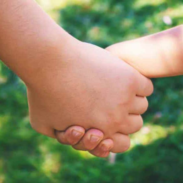No quieren separarse: La historia de los dos hermanitos salteños que esperan el amor de una familia