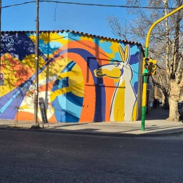 Se encuentra en Pellegrini y Tucumán: La Ciudad suma un nuevo mural inspirado en la identidad del norte