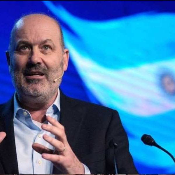 Sturzenegger calificó como “héroes de la producción” a los argentinos que viajan al exterior