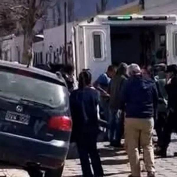 En Cachi un turista bonaerense se descompensó, subió a la vereda y atropelló a un nene