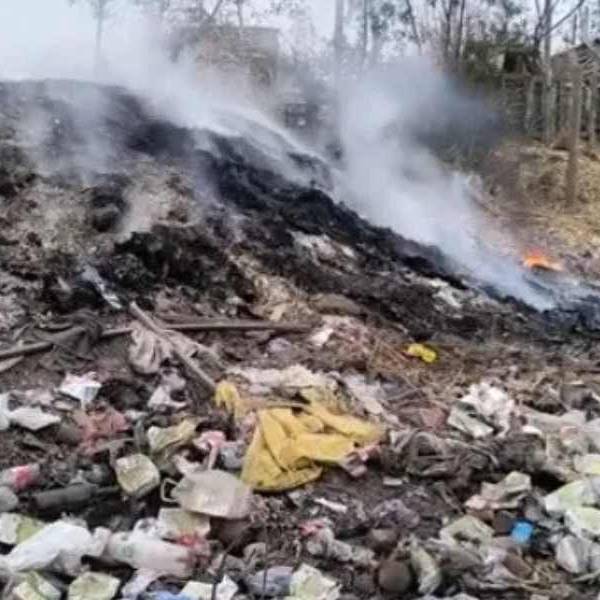 Tras denuncia de vecinos el municipio de Salta multó a un hombre que incendiaba basura en un descampado