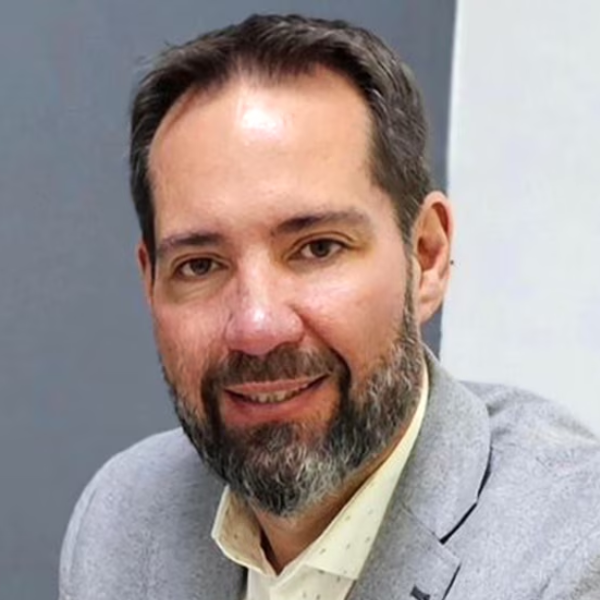 Un concejal libertario de Mendoza fue detenido manejando borracho un descapotable sin patente y con una copa de vino en la mano