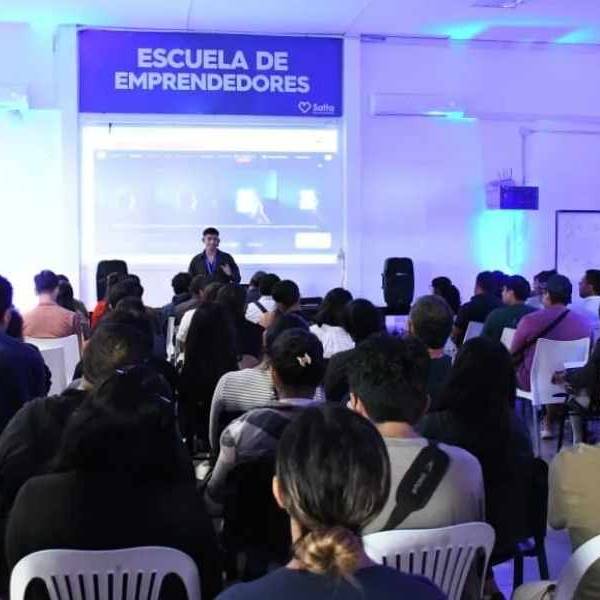Vecinos se capacitaron sobre Inteligencia Artificial en la Escuela de Emprendedores: 