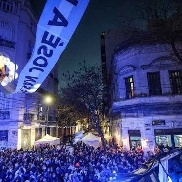 Intiman a Cristina para que cumpla con las reglas de la prisión domiciliaria tras el despliegue de una bandera en su balcón