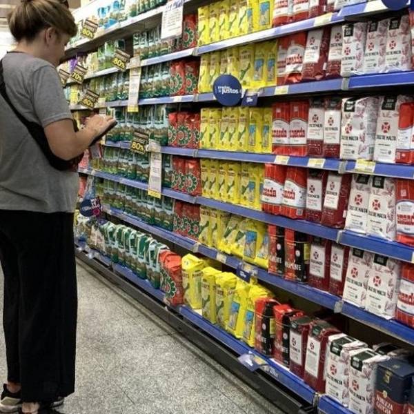 Tres supermercados anunciaron que bajan un 15% los precios y los congelan por dos meses