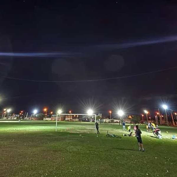El Municipio la iluminó por completo: La cancha de barrio San Ignacio ahora se disfruta también de noche