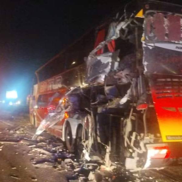 Impactante choque entre un micro que iba a Salta y un camión sobre la Ruta 9: Dos personas resultaron heridas