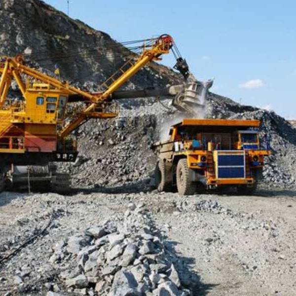 Empresas mineras advierten: sin rutas ni trenes, el sector avanza 