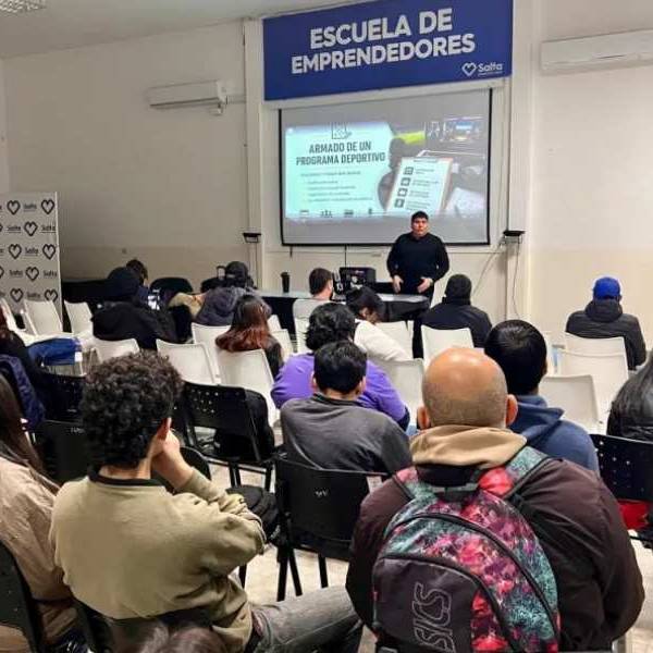 Apuesta al futuro profesional en la Escuela de Emprendedores: Más de 280 salteños se capacitaron en Periodismo Deportivo