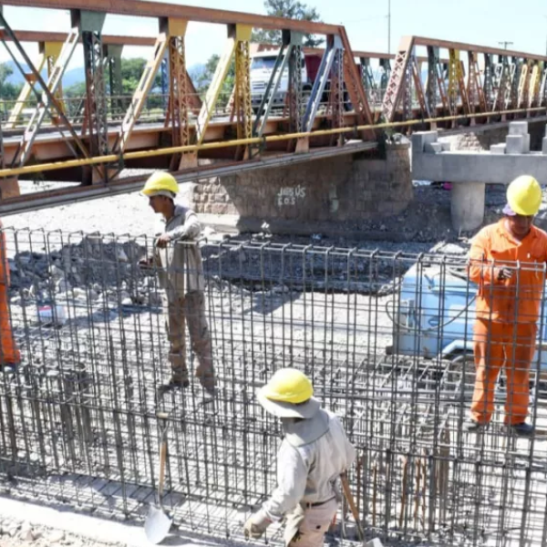 La próxima semana iniciará la colocación de vigas del primer puente sobre el río Vaqueros