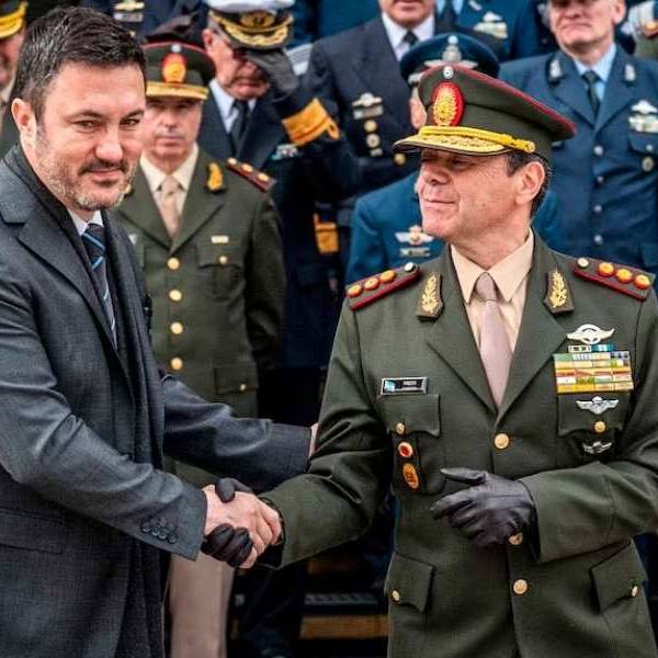 El Gobierno intenta aplacar el malestar en las Fuerzas Armadas con aumentos selectivos para suboficiales, oficiales y personal de rango