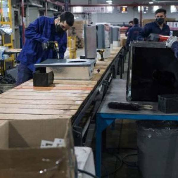 El mercado laboral se pulveriza: Se perdieron más de 124.700 puestos registrados en un año y crecen los monotributistas