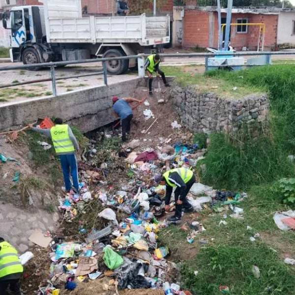 Se le pide a los vecinos más consciencia: Limpiaron un basural generado dentro de un desagüe pluvial cercano al río Arenales