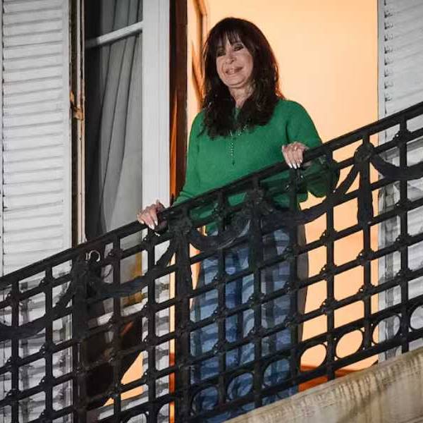 Le colocaron la tobillera electrónica a Cristina Kirchner, pero podrá salir al balcón