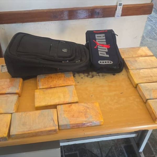 3 jovenes viajaban en micro desde Salta a Tucumán con casi 50 kilos de cocaína